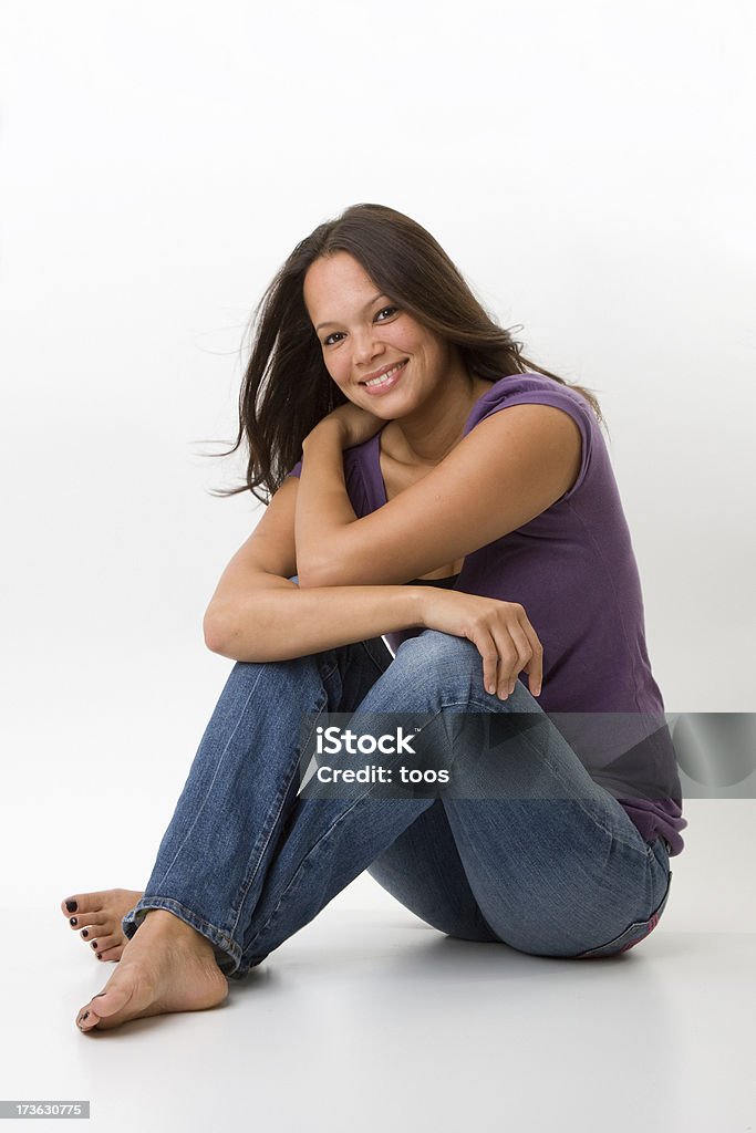 Descalzo mujer joven en Jeans sonriendo a la cámara - Foto de stock de Mujeres jóvenes libre de derechos