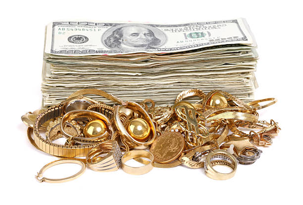 pilha de dinheiro por trás de uma pilha de restos gold - gold jewelry paper currency scrap metal - fotografias e filmes do acervo