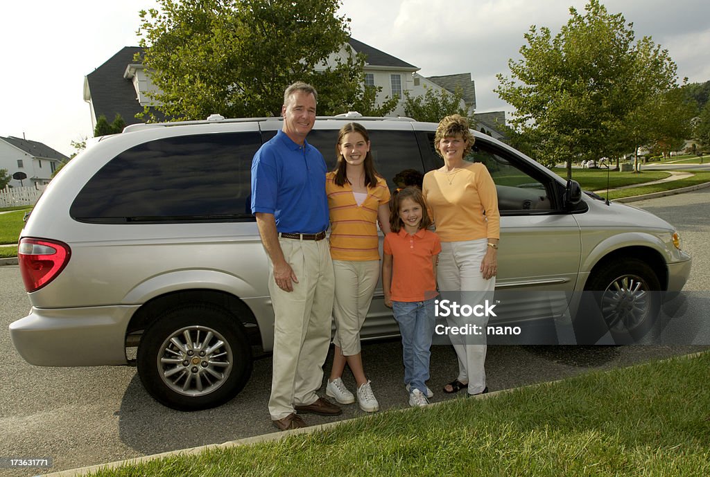 Familia de cuatro con minivan - Foto de stock de Familia libre de derechos