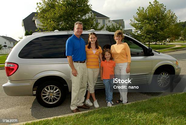 Familia De Cuatro Con Minivan Foto de stock y más banco de imágenes de Familia - Familia, Minifurgoneta, Adolescente