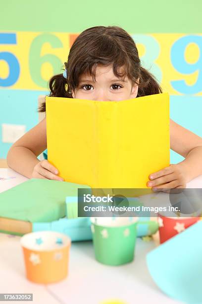Lachen Mädchen Mit Buch Stockfoto und mehr Bilder von 2000-2009 - 2000-2009, 21. Jahrhundert, 4-5 Jahre