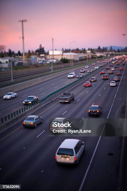 Coches En La Hora Pico De Tráfico Al Atardecer Foto de stock y más banco de imágenes de Embotellamiento - Embotellamiento, Luz trasera, Portland - Oregón