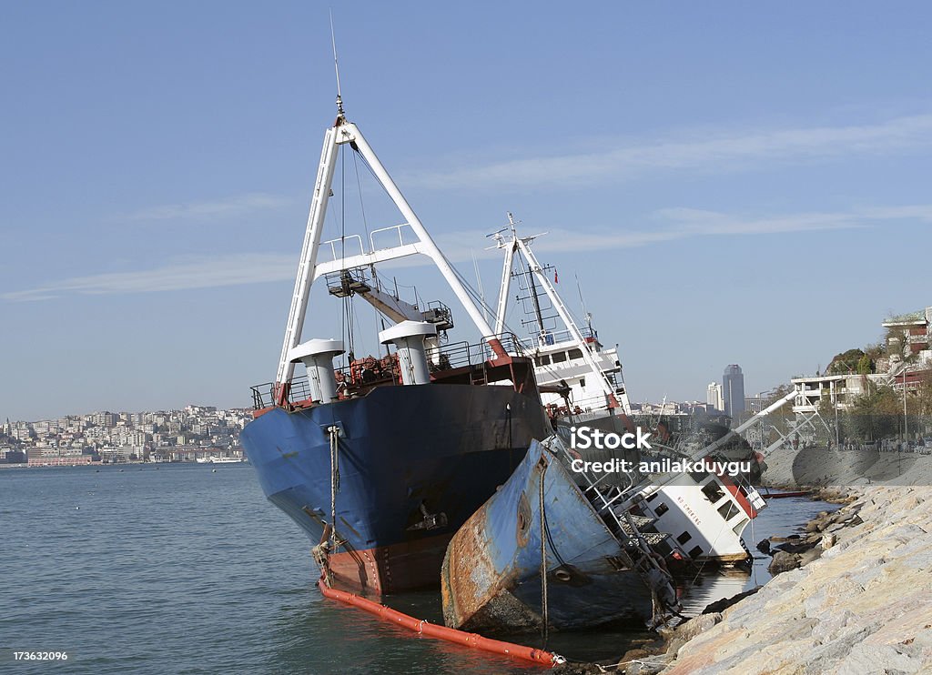 Épave de bateau - Photo de Accident bénin libre de droits