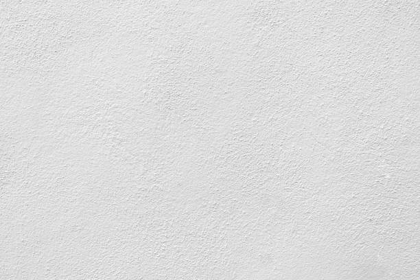 pared rugosa pintada de blanco y texturizada con textura rugosa, luz natural y colores - rough cast fotografías e imágenes de stock