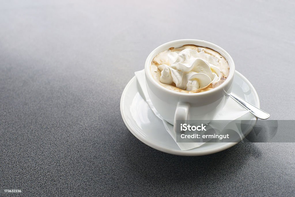 コーヒーカップにグレイのテーブルとホイップクリーム - コーヒーのロイヤリティフリーストックフォト