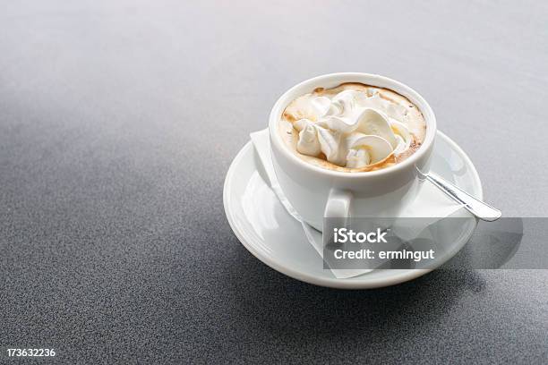 コーヒーカップにグレイのテーブルとホイップクリーム - コーヒーのストックフォトや画像を多数ご用意 - コーヒー, ホイップクリーム, 俯瞰