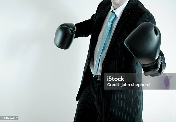 Photo libre de droit de Homme Daffaires Avec Des Gants De Boxe banque d'images et plus d'images libres de droit de Affaires - Affaires, Agression, Boxe - Sport