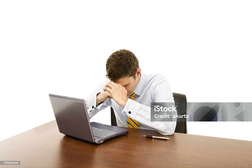 Explosiones han devastado por completo un hombre de negocios aislado escritorio de la computadora portátil - Foto de stock de Fondo blanco libre de derechos