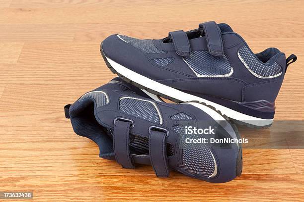 Blue Schuhe Auf Holzetage Stockfoto und mehr Bilder von Mühelosigkeit - Mühelosigkeit, Schuhwerk, Accessoires