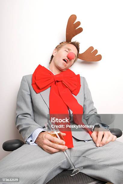 Redкрасноносый Олень Omdlenia Pijany Biznesmen W Biurze Firmy - zdjęcia stockowe i więcej obrazów Boże Narodzenie