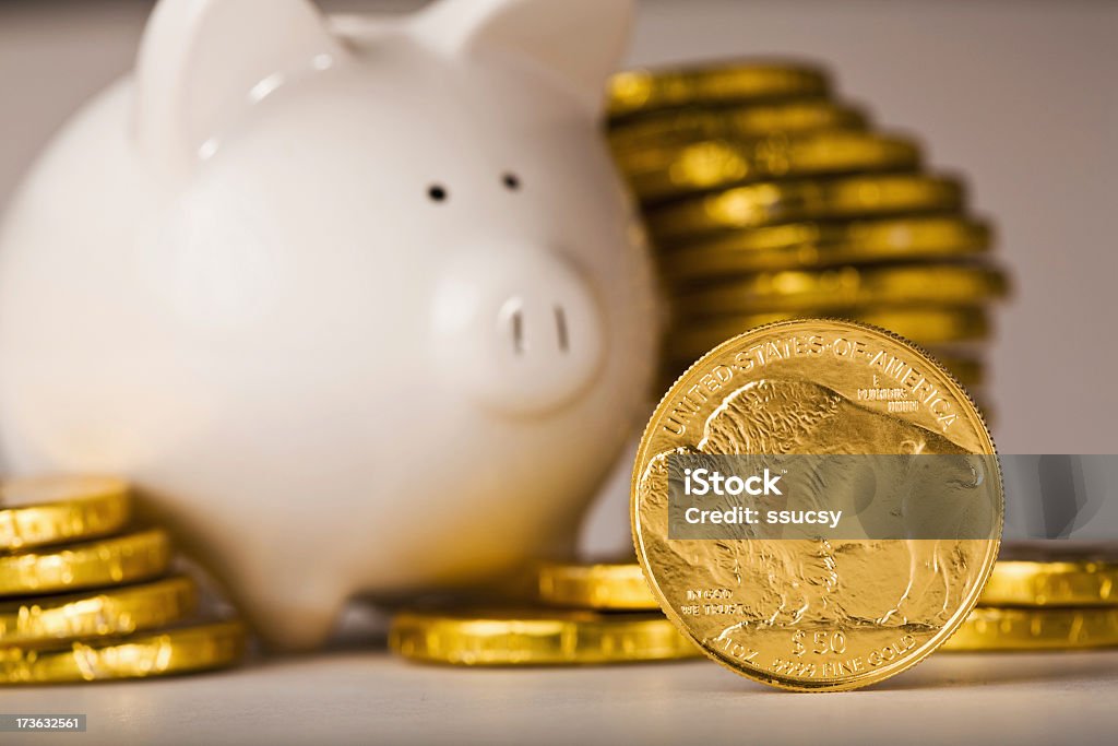 Goldene Münzen in Sparschwein Einsparungen Daunendecke - Lizenzfrei Bankkonto Stock-Foto