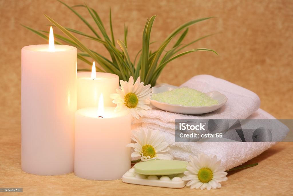 Spa paisible avec des serviettes blanches, des bougies, du savon, de sels, de fleurs - Photo de Aromathérapie libre de droits