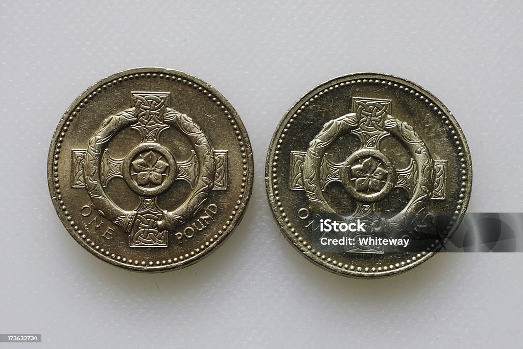 Libra esterlina moedas 2001 e 1996 Celtic reverter lados comparação - Foto de stock de Círculo royalty-free