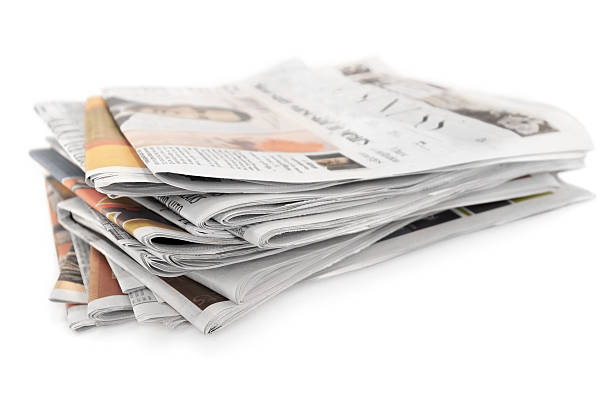 газеты - newspaper the media recycling stack стоковые фото и изображения