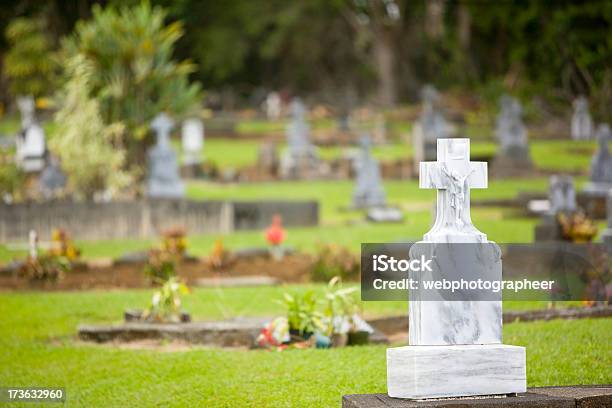 Кладбище — стоковые фотографии и другие картинки Кладбище - Кладбище, Надгробие, Мрамор - камень