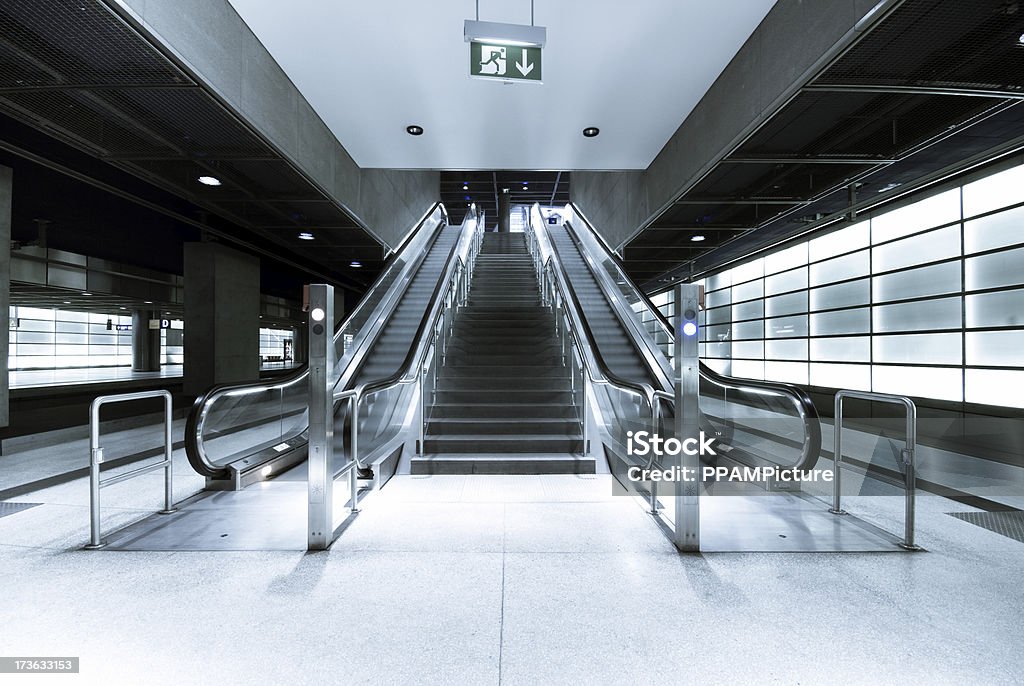 エスカレーターの駅 - からっぽのロイヤリティフリーストックフォト