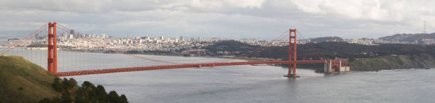 흐린날 날 샌프란시시코 - san francisco county suspension bridge cityscape marin tower 뉴스 사진 이미지