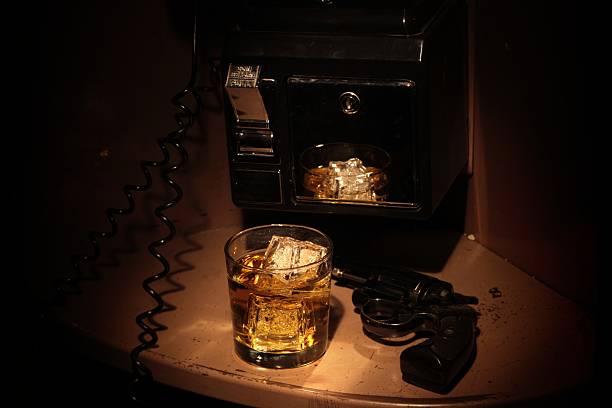 film-noir-phone booth-scotch und revolver - film noir style telephone booth gun whisky stock-fotos und bilder