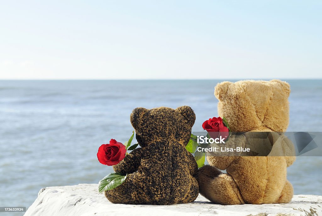 Ursos de Pelúcia apaixonados segurando rosas no Mar - Royalty-free Amor Foto de stock