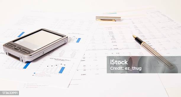 Anlysis Datos Financieros Foto de stock y más banco de imágenes de Acontecimiento anual - Acontecimiento anual, Ahorros, Analizar