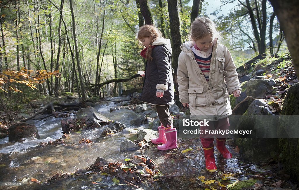 Kinder durch den Fluss im Wald - Lizenzfrei 6-7 Jahre Stock-Foto