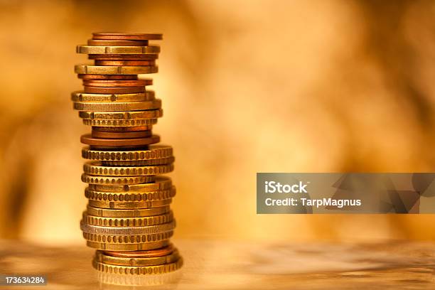 Monedas Y Espacio De Copia Foto de stock y más banco de imágenes de Ahorros - Ahorros, Amarillo - Color, Conceptos