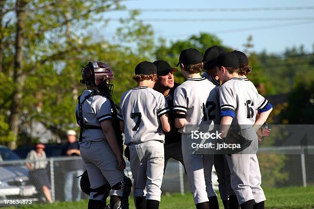 Autobuses De Reuniones Foto de stock y más banco de imágenes de Béisbol - Béisbol, Entrenador, Niño