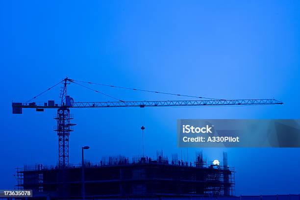 Costruzione Di Notte - Fotografie stock e altre immagini di Blu - Blu, Operatore edile, Cantiere di costruzione