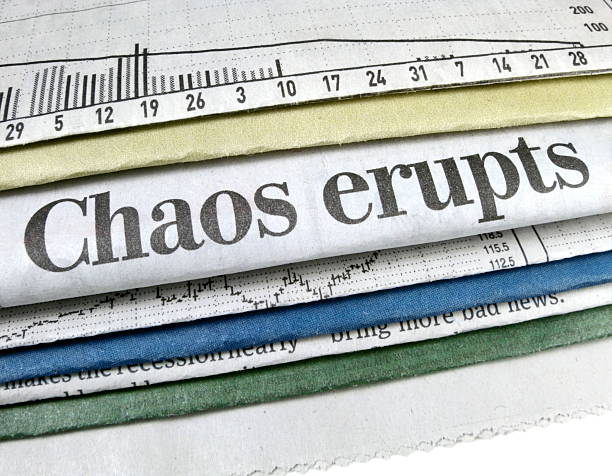 caos erutta - home finances recession newspaper finance foto e immagini stock