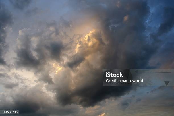 Foto de Cloudscape Stormy e mais fotos de stock de Abstrato - Abstrato, Beleza natural - Natureza, Calmaria Antes da Tempestade