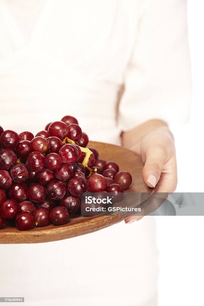 Красный виноград на деревянной тарелка - Стоковые фото Ресвератрол роялти-фри