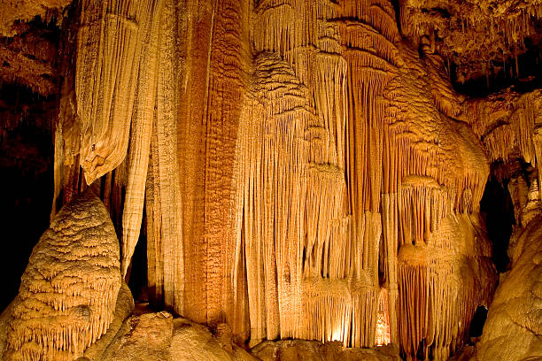 벽 ov undergound stalagtitie 스톡 사진