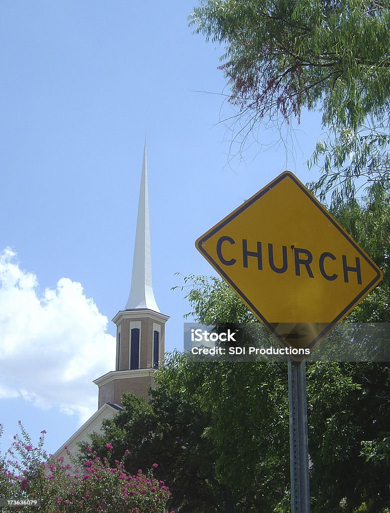 Église Panneau sur le côté de la route avec Clocher en arrière-plan - Photo de Activités de week-end libre de droits