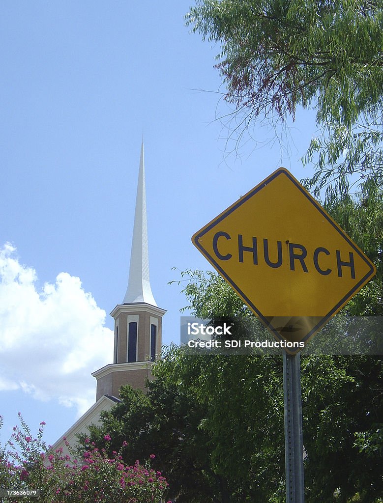 Церковь на стороне дороги с Башня со шпилем в фоне - Стоковые фото Баптизм роялти-фри