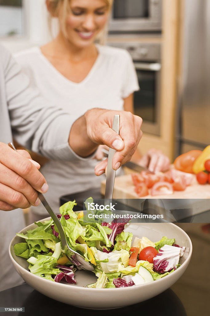 Cropped image de jeune couple prépare salade ensemble - Photo de Adulte libre de droits
