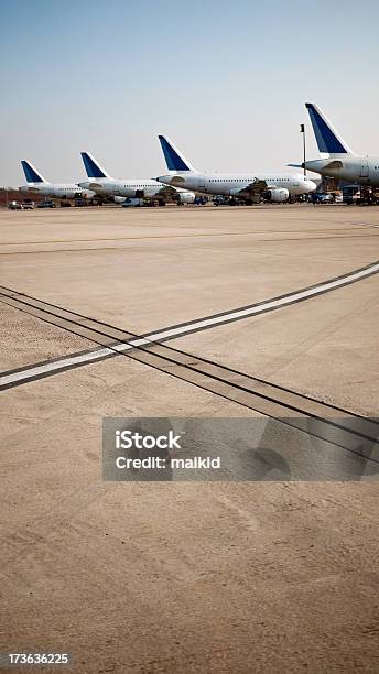 Foto de Aviões Em Linha e mais fotos de stock de Avião - Avião, Estacionário, Aeroporto