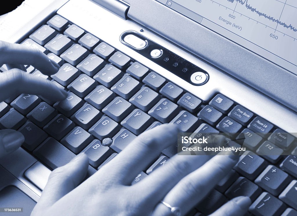 Donna le mani sulla tastiera portatile typinh di - Foto stock royalty-free di Supporto tecnico