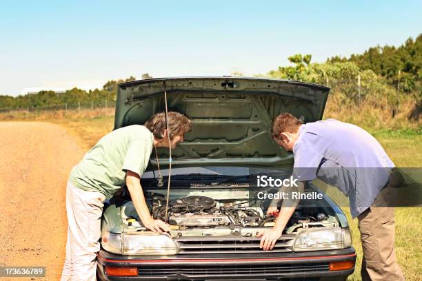 Foto de Há O Problema e mais fotos de stock de Carro - Carro, Carro Quebrado, Férias