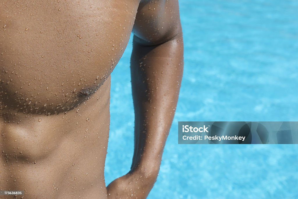 Muscular atleta nadador fica na azul piscina - Foto de stock de Abstrato royalty-free