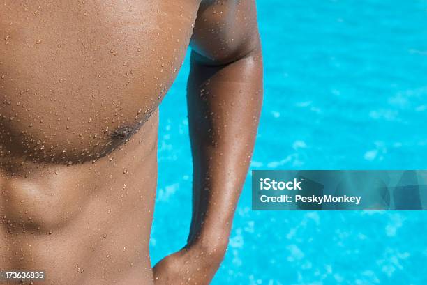 Foto de Muscular Atleta Nadador Fica Na Azul Piscina e mais fotos de stock de Abstrato - Abstrato, Azul, Beleza