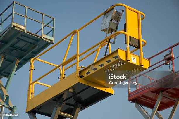 Aérea Da Plataforma - Fotografias de stock e mais imagens de Cesta Elevatória de Camião-Grua - Cesta Elevatória de Camião-Grua, Amarelo, Azul