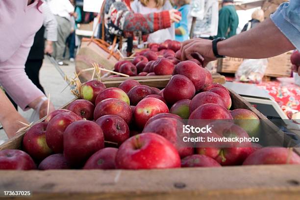 Bauernmarkt Shopping Für Äpfeln Stockfoto und mehr Bilder von San Francisco - San Francisco, Einkaufen, Landwirtschaftsmesse
