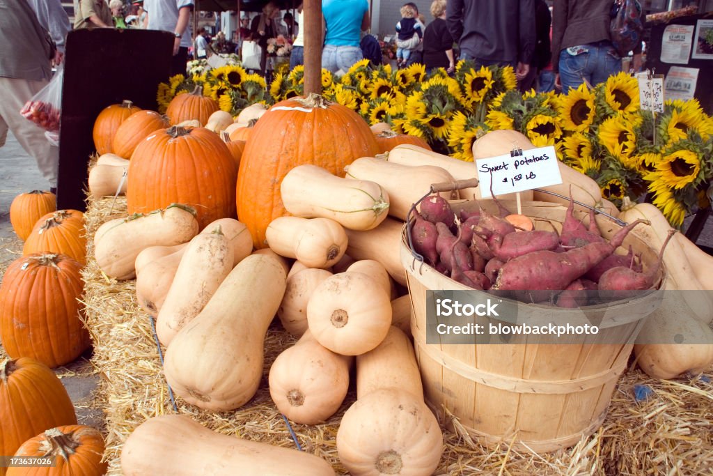 Mercado de produtores: Legumes de outono e flores - Foto de stock de Feira agrícola royalty-free