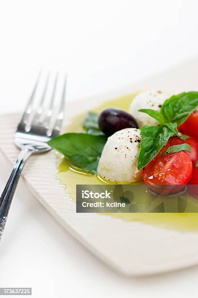 Bocconcini とトマトサラダ - おやつのストックフォトや画像を多数ご用意 - おやつ, イタリア料理, オリーブ