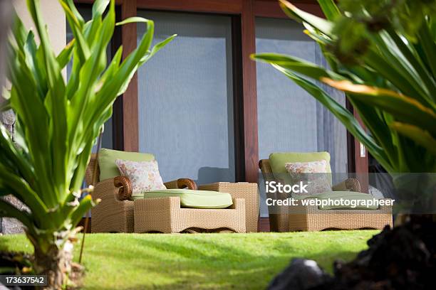 Photo libre de droit de Fauteuils En Plein Air banque d'images et plus d'images libres de droit de Jardin classique - Jardin classique, Jardin de la maison, Appartement