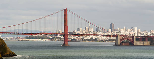 흐린날 날 샌프란시시코 - san francisco county suspension bridge cityscape marin tower 뉴스 사진 이미지