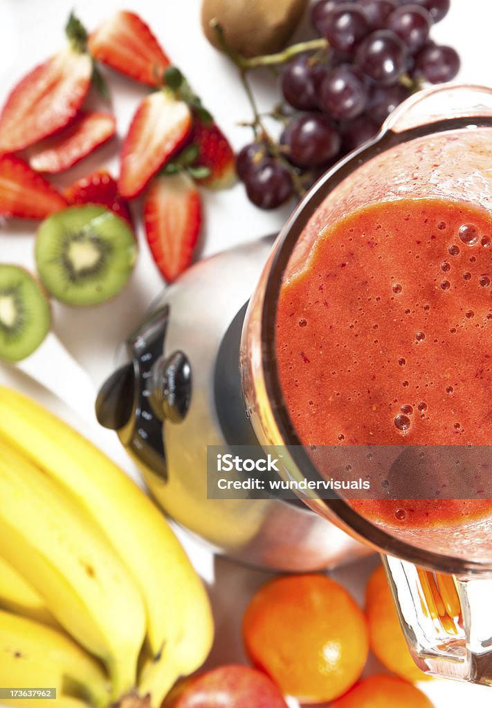 Un batido en el mezclador - Foto de stock de Alimento libre de derechos