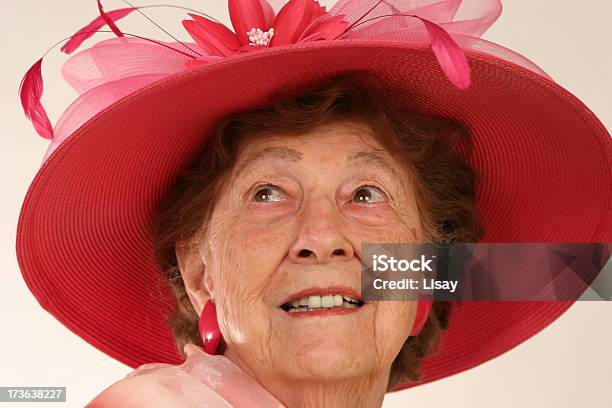 Signora In Cappello Rosa - Fotografie stock e altre immagini di Cappello - Cappello, Famiglia reale, Nonna