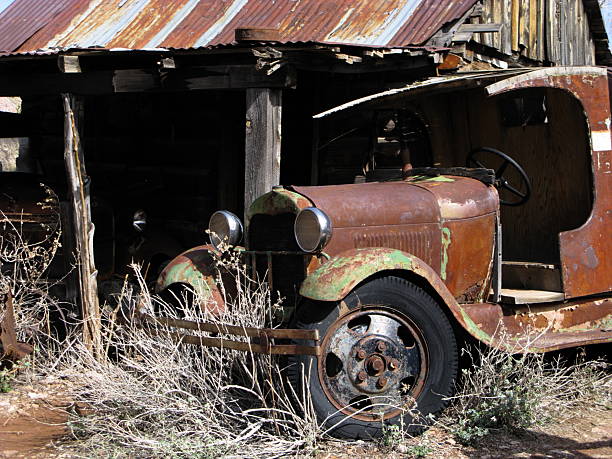 auto d'epoca antico ruggine - obsolete status car convertible sedan foto e immagini stock