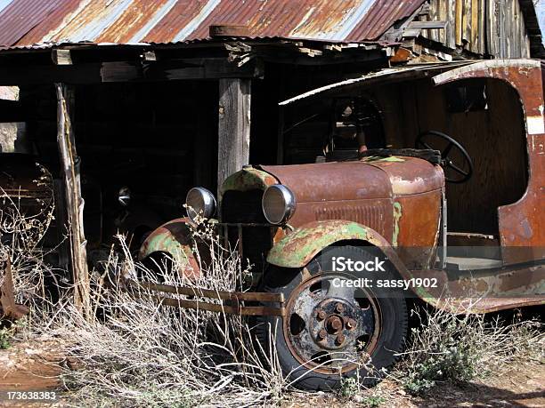 Auto Depoca Antico Ruggine - Fotografie stock e altre immagini di Abbandonato - Abbandonato, Ambientazione esterna, Antico - Vecchio stile